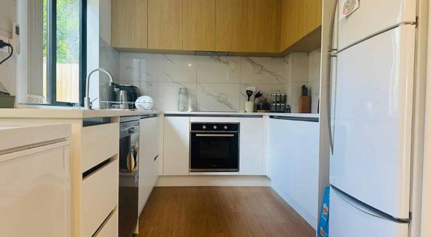 2 Ensuite Bedrooms ÃÆ'¢Ãâ€Ã¢â€¬Ãâ€" Modern Comfort & Privacy! - Photo 1