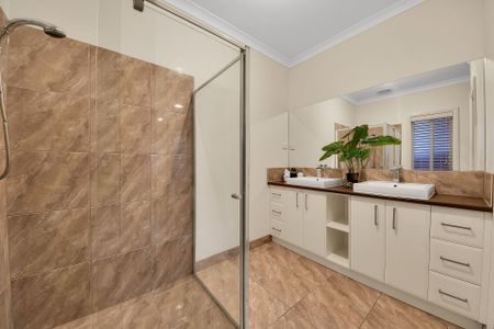 6 Eltham Parade, Manor Lakes. - Photo 4