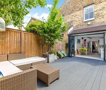 Superbly presented family house with secluded garden and bike store. - Photo 6