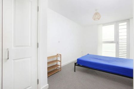 2 bedroom flat in 11 Hardwicks Square - Photo 3