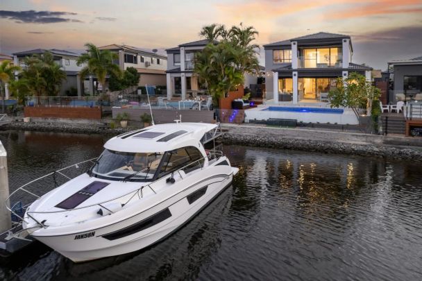 Experience Luxury Waterfront Living: A Serene Retreat with Breathtaking Views - Photo 1