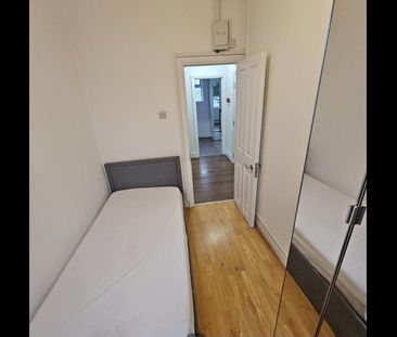 Room in a Shared House, Ashcombe Park, NW2 - Photo 2