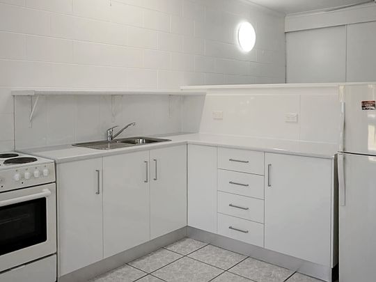 Conveniently Located Studio Apartment! - Photo 1