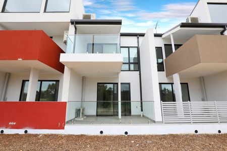 Modern Unfurnished Townhouse for Rent in Yarraville! - Photo 2