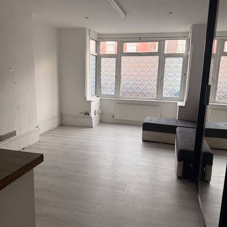1 Bed Flat, Clarendon Road, LU2 - Photo 3