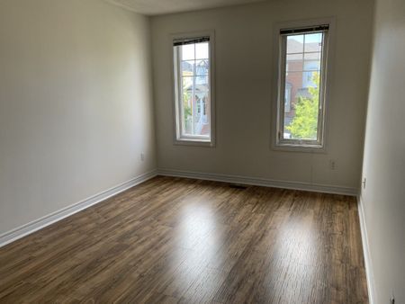 For Lease - 3083 Highbourne Crescent, Oakville, Ontario - Photo 2