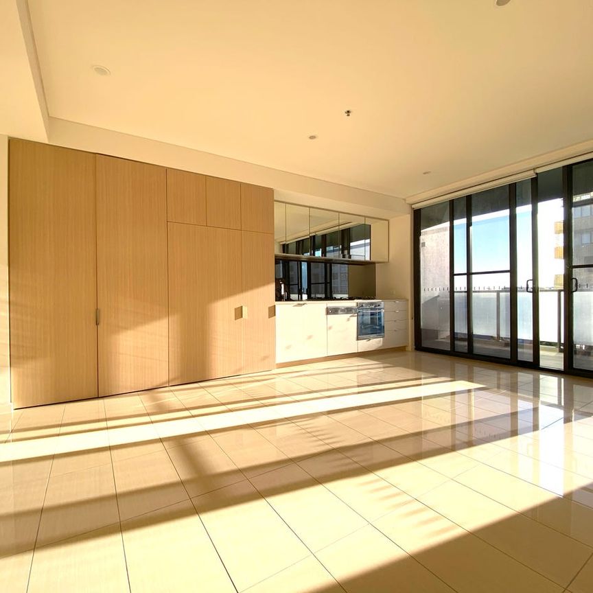 East Village Building, most convenient for shopping - Photo 1