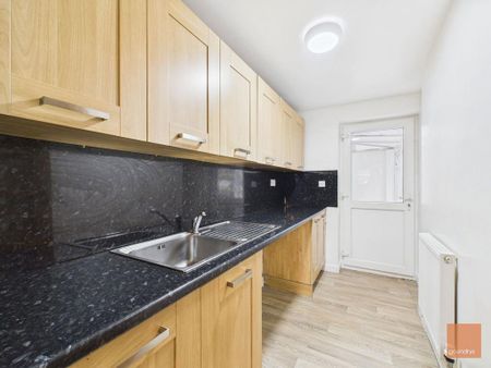 3 bedroom semi-detached house to rent - Photo 3