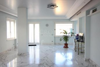 Aventino-S.Saba: Brand new 3 Bedroom, 3 bath, spacious triple living-dining room, modern kitchen, large balconies. Air conditioning, alarm, lots of natural light, located on quiet tree lined street walking distance to all services, metro, FAO. Ref 2057