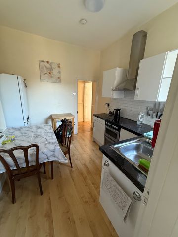 2 Bed Flat, Wellesley Road, IG1 - Photo 3
