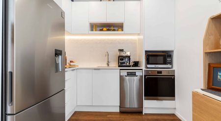 Luxurious Apartment - Unbeatable Location - Photo 2