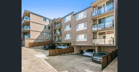 Beautifully renovated furnished apartment in beachside location - Photo 2