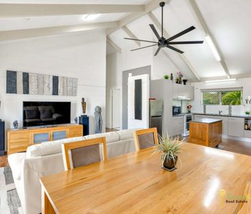 Beautifully Maintained Upstairs Unit In Outstanding Location!! - Photo 2