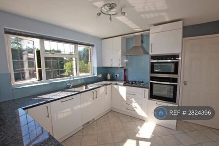 4 bedroom detached house to rent - Photo 3