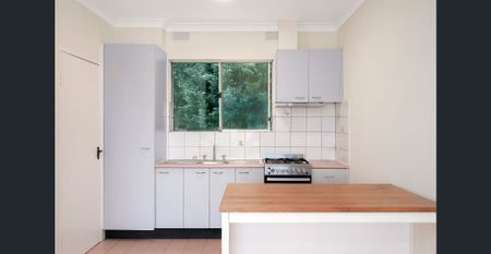 Charming Top-Floor Apartment in Prime Location - Photo 3