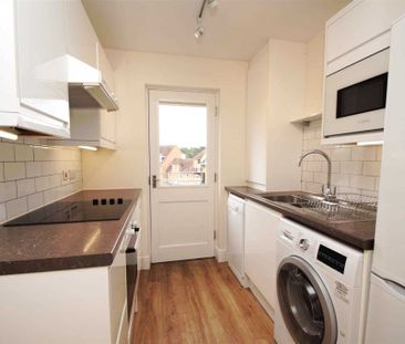 2 bed Flat for rent - Photo 2