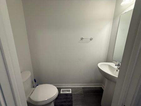 For Lease - 10 Radison Lane, Hamilton, Ontario - Photo 2