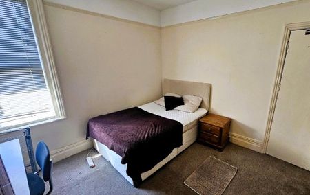 1 bedroom in a house share to rent - Photo 2