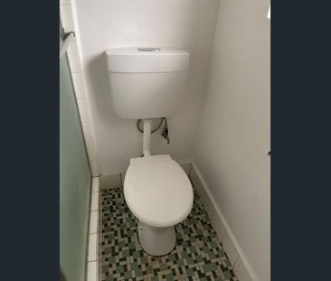 Bright, freshly painted, 1 bedroom apartment - Photo 1