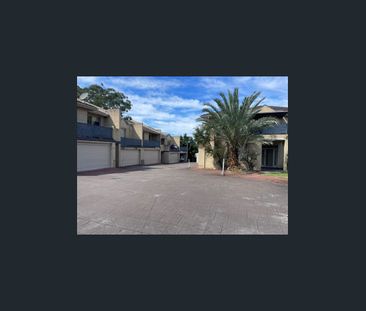 LARGE MODERN 3 BEDROOM TOWNHOUSE – DUCTED AIR CONDITIONING - Photo 3