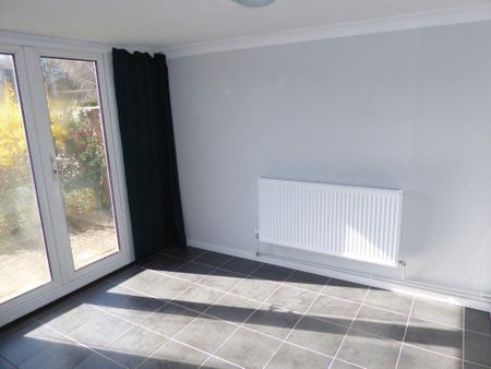 2 bedroom bungalow to rent - Photo 2