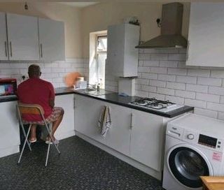 Room in a Shared House, Dersingham Avenue, E12 - Photo 2
