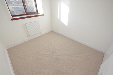 3 Bedroom House - Mid Terrace To Let - Photo 3