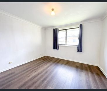 Neat & Tidy 3 Bedroom House! Close To Doonside Station! - Photo 1