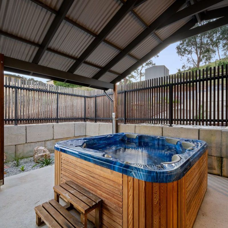 30 AVONDALE DRIVE, Wodonga - Photo 1