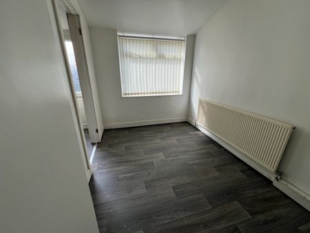 3 Bed Terraced House, Poitiers Road, CV3 - Photo 4