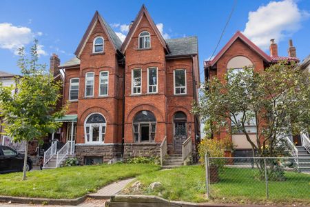 374 Saint Clarens Avenue apartment — Toronto, ON (4-Bedroom) - 4 Bedroom - Photo 5