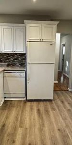 Beautifully Renovated 3-Bedroom Bungalow main floor unit - Photo 3