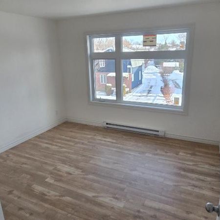 5 1/2 a louer, construction 2025, jamais habité, triplex tranquille proche du centre ville. - Photo 4