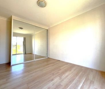 Spacious and Modern 2 Bedroom Apartment - Photo 4