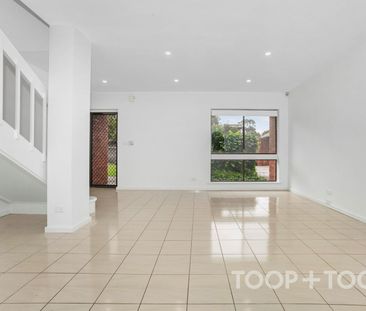 LIGHT-FILLED KENSINGTON TOWNHOUSE - Photo 2