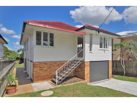 Beautifully Renovated - Brand New Open Plan Kitchen - Photo 4