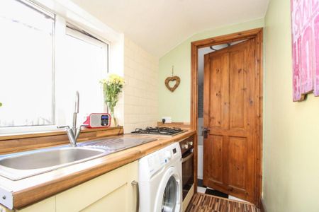 2 bedroom end of terrace house to rent - Photo 4