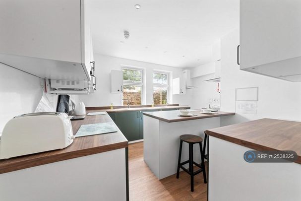 1 bedroom in a house share to rent - Photo 1