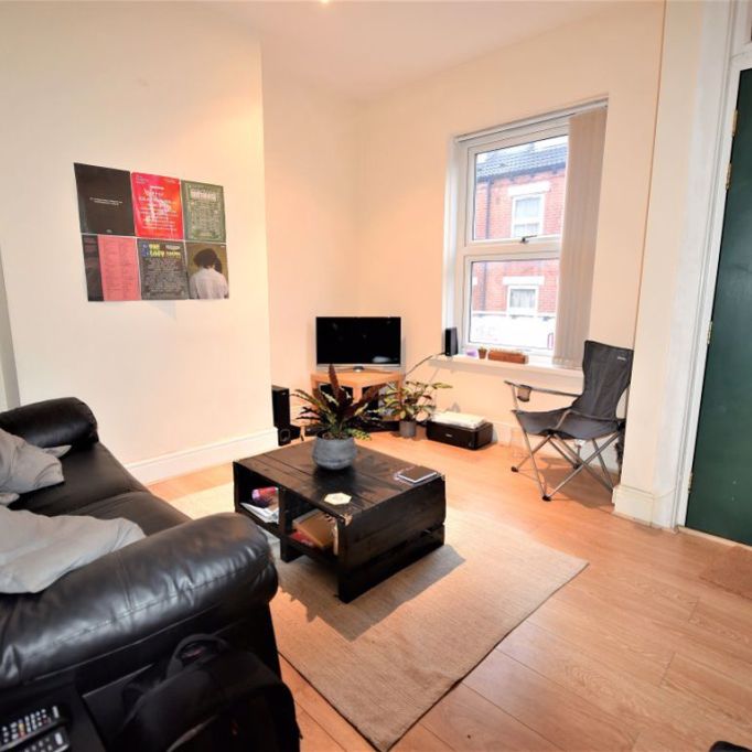 2 bedroom House in Burley Lodge Terrace, Leeds - Photo 1