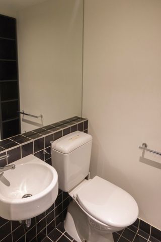 Stylish Studio Apartment- STUDENTS ONLY - Photo 5
