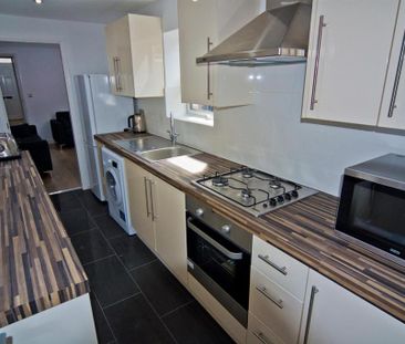 5 bedroom end of terrace house to rent - Photo 4