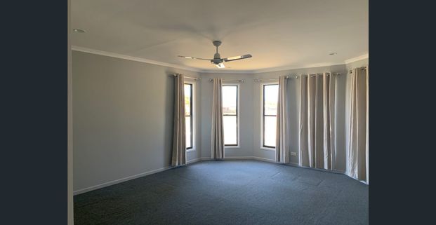 4 BEDROOM HOME WITH AIR CON - Photo 1