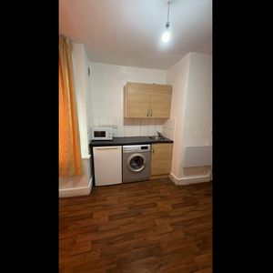 Studio Flat, North Circular Road, NW2 - Photo 2