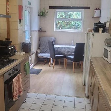 1 bedroom in a house share to rent - Photo 3