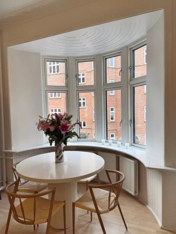 Indbydende lejlighed med klassiske detaljer i Aalborg - Foto 3