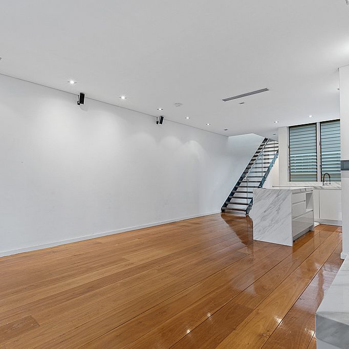 ULTRA MODERN LIVING - BEAUTIFULLY APPOINTED - Photo 1