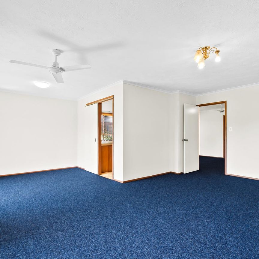 Three bedroom home in prime location with fenced yard. Rent Increase to $800 from 19/06/26. - Photo 1