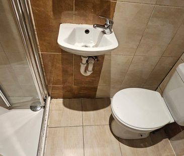 Sheffield Drive, Romford RM3, London - Photo 4