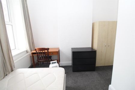 3 bedroom flat to rent - Photo 4