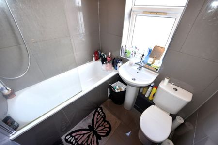 7 bedroom House in Richmond Avenue, Leeds - Photo 3